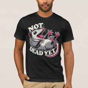 Roligt T-shirt med Opossum – 'Inte Död Ännu' – Hum