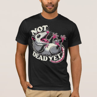 Roligt T-shirt med Opossum – 'Inte Död Ännu' – Hum