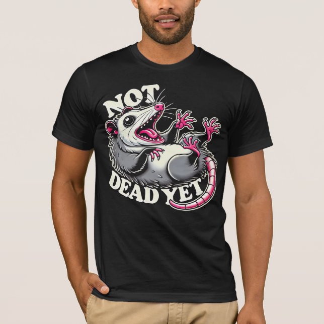 Roligt T-shirt med Opossum – 'Inte Död Ännu' – Hum (Framsida)
