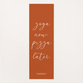 Roligt Terracotta Rust Script Yoga Now Pizza Senar