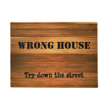 Roligt träfelhus - försök besegrar gatan