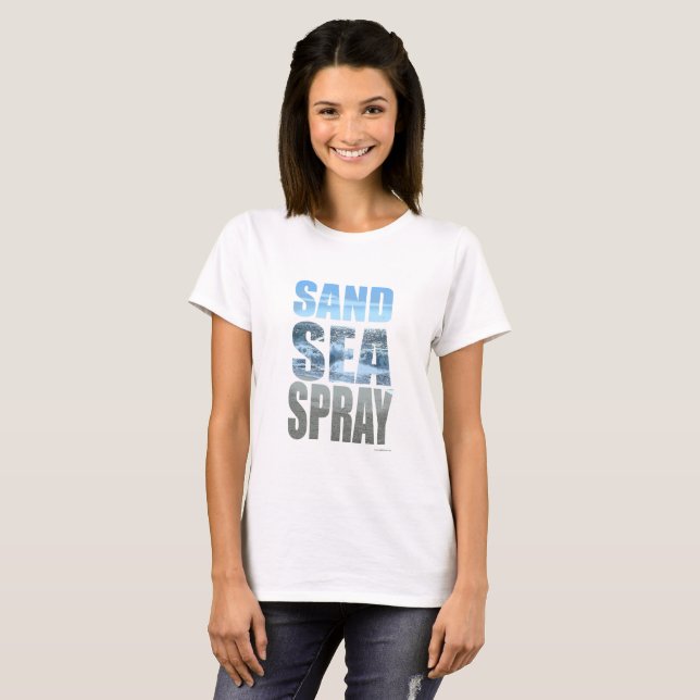 Roligt Travel Beach Sand Sea and Spray Slogan T-shirt (Hel framsida)
