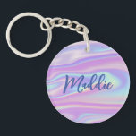 Roligt Trendig Faux Iridescent Personlig med Namn<br><div class="desc">Den här roligten och den moderna nyckelkedjan har en faux iridescent bakgrund i lekfulla skuggor av rosa,  lila och blått. Ovanpå bakgrundsbilden står ditt namn i det moderna kalligrafiskriptet. Utformningen är densamma på båda sidor. Gör en fantastisk gåva till vem som helst - men särskilt till en tonåring!</div>