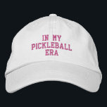 Roligt, Trendig Pickleball Gift - i min Pickleball Broderad Keps<br><div class="desc">En roligt,  trendigets pickleball som lyder "I min Pickleball Era". Perfekt till dem som kärlek spelar pickleball. Hämta en passande hatt för din pickleball-bestie. Ändra enkelt ut anpassningsbar.</div>