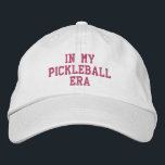 Roligt, Trendig Pickleball Gift - i min Pickleball Broderad Keps<br><div class="desc">En roligt,  trendigets pickleball som lyder "I min Pickleball Era". Perfekt till dem som kärlek spelar pickleball. Hämta en passande hatt för din pickleball-bestie. Ändra enkelt ut anpassningsbar.</div>