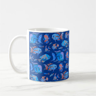 Roligt tropiska fiskar på blått kaffemugg