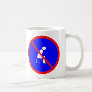 Roligt undertecknar ingen sitta på toalett koppen kaffemugg