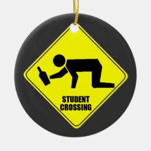 Roligt vägmärke - berusad studentkorsning julgransprydnad keramik