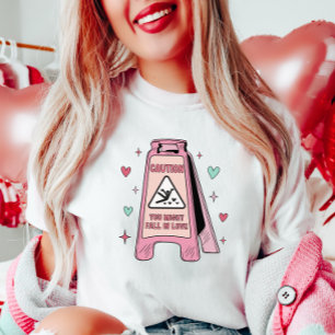 Roligt Valentine, varningen att du kan falla i Kär T Shirt