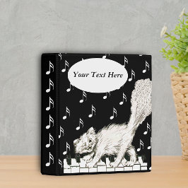 Roligt Winking White Cat Prancing över Piano Nyckl