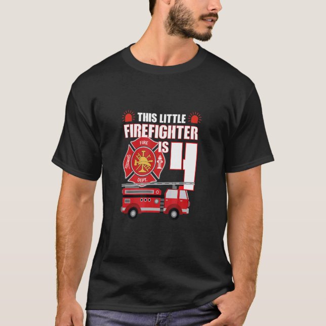 ROLIGTEN HÅLLER DENNA LILLA FIREFIGUR ÄR 4 ÅR GAMM T SHIRT (Framsida)