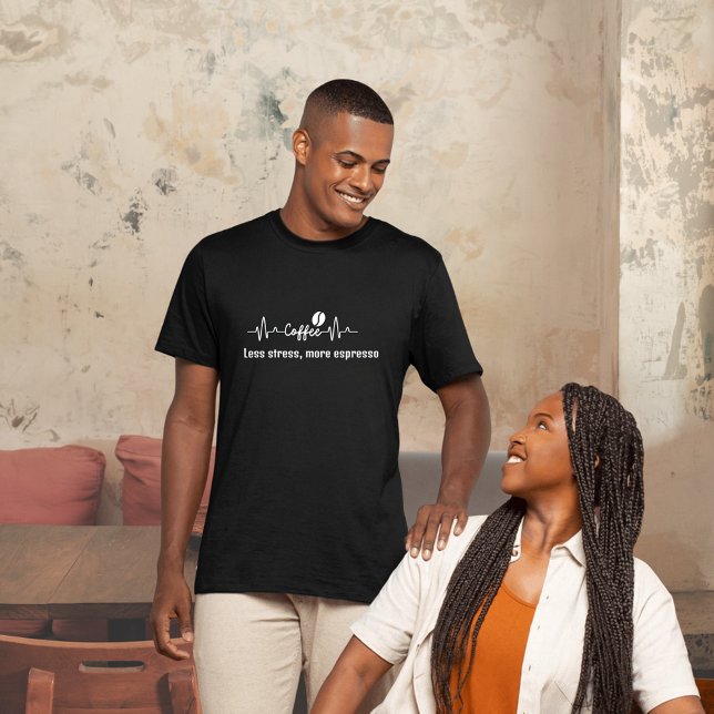 roligtens kaffearbetsoffert Mindre stressat, mer e T Shirt (Skapare uppladdad)