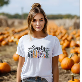 Roligtens typsnitt för Spooky Nurse Halloween-hjär T Shirt
