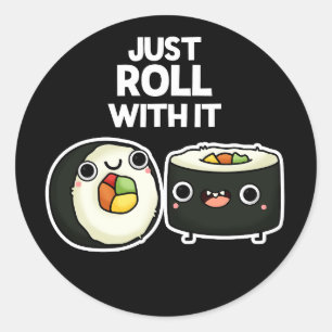 Roll bara med den funny Sushi Roll Pun Mörk BG Runt Klistermärke