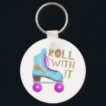ROLL MED DEN | 80's Retro Roller Skate Nyckelring<br><div class="desc">Roligtens utformning för skater med älskare eller rulle på 80:e plats,  med en återillustration av ett rullskridskor i blått med rosa och en faux guld glitter tunt som är designad på den. I typografitexten står det "ROLL WITH IT" i roligt skrivet typsnitt. Idén och det roliga citatet.</div>