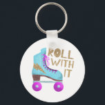 ROLL MED DEN | 80's Retro Roller Skate Nyckelring<br><div class="desc">Roligtens utformning för skater med älskare eller rulle på 80:e plats,  med en återillustration av ett rullskridskor i blått med rosa och en faux guld glitter tunt som är designad på den. I typografitexten står det "ROLL WITH IT" i roligt skrivet typsnitt. Idén och det roliga citatet.</div>