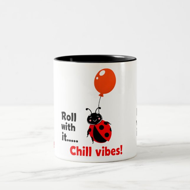 Roll With It Chill Vibes Ladybug Quote Art Två-Tonad Mugg (Center)