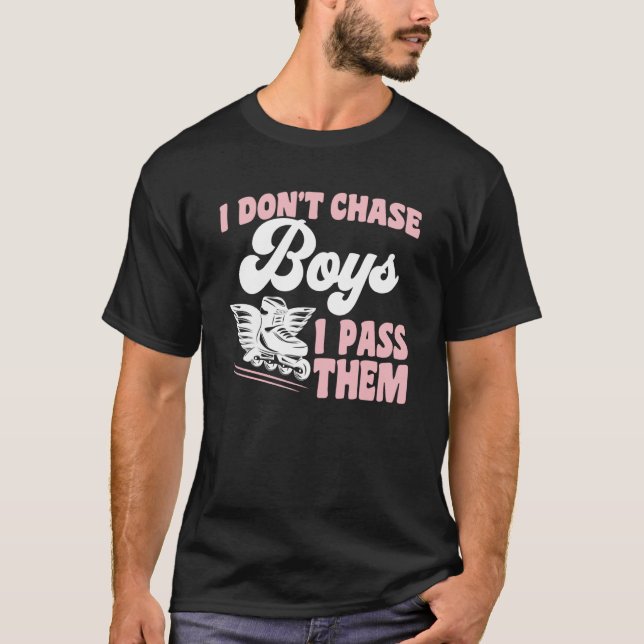 Roller Skating I Don't Chase Boys I Pass Them Roll T Shirt (Framsida)