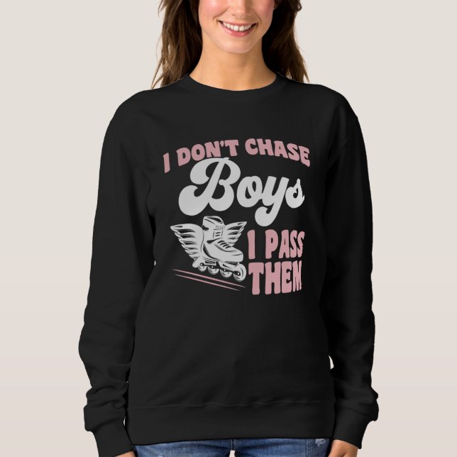 Roller Skating I Don't Chase Boys I Pass Them Roll T Shirt (Framsida)