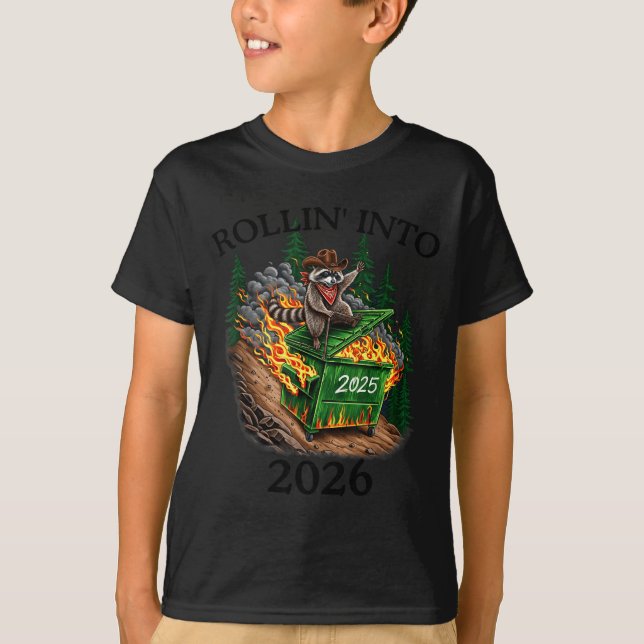 Rollin’ Into 2026 Dumpster Fire New Year Party Fun T Shirt (Framsida)
