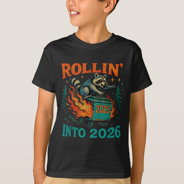 Rollin’ Into 2026 Funny Raccoon Dumpster Fire  T Shirt (Framsida)