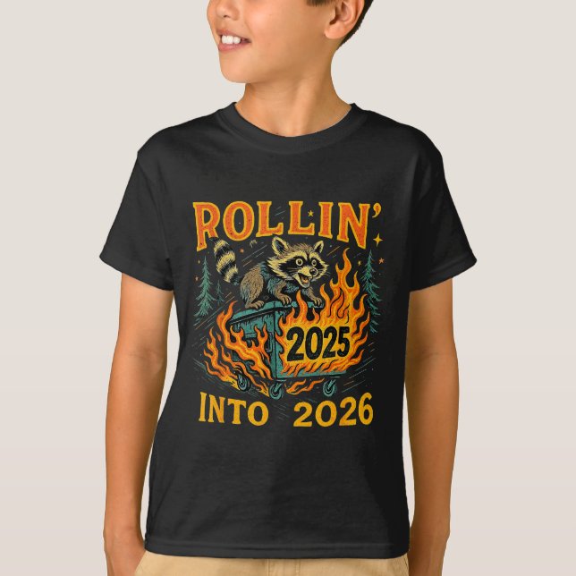 Rollin’ Into 2026 Funny Raccoon Dumpster Fire  T Shirt (Framsida)