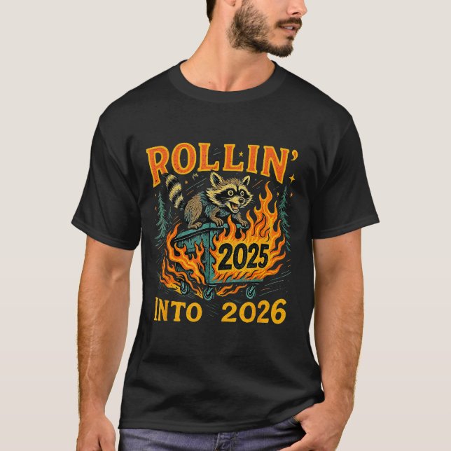 Rollin’ Into 2026 Funny Raccoon Dumpster Fire  T Shirt (Framsida)