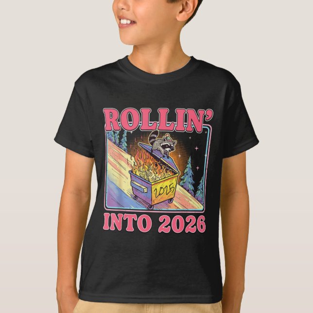 Rollin' Into 2026 Funny Raccoon Meme Happy New Yea T Shirt (Framsida)