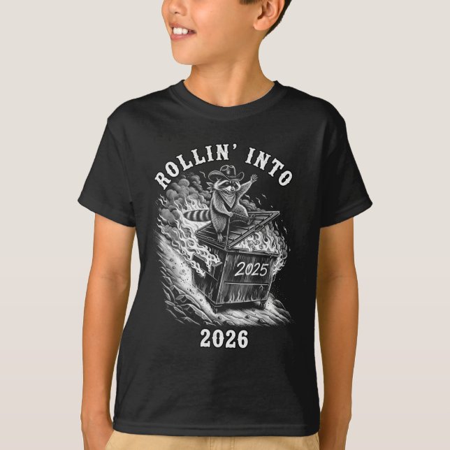 Rollin Into 2026 Raccoon Funny Dumpster Fire 2025  T Shirt (Framsida)