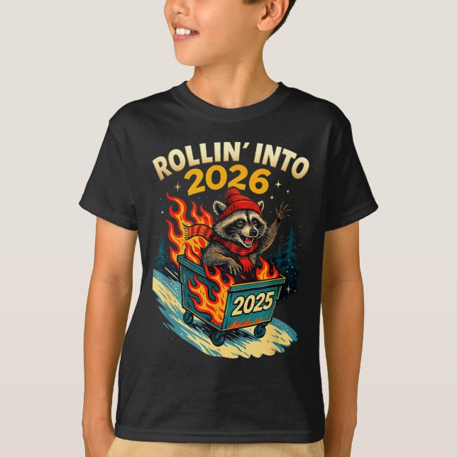 Rollin Into 2026 Raccoon Funny Dumpster Fire 2025  T Shirt (Framsida)