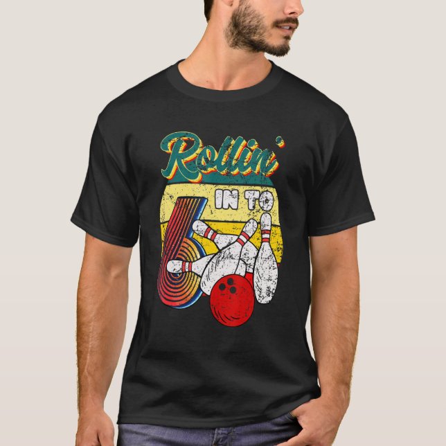 Rollin Into 6 Bowling Födelsedagsfest 6e Birthday T Shirt (Framsida)