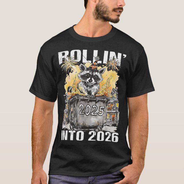 Rolling Into 2026 Trash Racoon Funny New Years Eve T Shirt (Framsida)