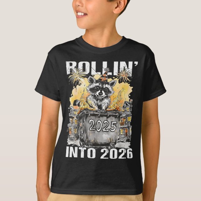 Rolling Into 2026 Trash Racoon Funny New Years Eve T Shirt (Framsida)