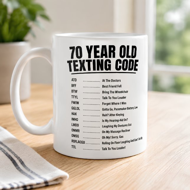 Rolllig 70-åring som textar kod kaffemugg (Skapare uppladdad)