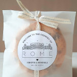 Rom Bröllop | Välkomstförmån Runt Klistermärke<br><div class="desc">Förbättra ditt bröllop välkomna paket eller evenemangets party favors med en anpassningsbar av välkomstklistermärken! Dessa eleganter, men små stil-klistermärken, är skräddarsydda för ett bröllop som tar ställe i den vackra staden Rom, Italien. De har en modern dekoskylin där namn i staden är inbyggt under. All inslag i designen, inklusive inslag,...</div>