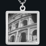 Roman Colosseum med Architectural Teckning Silverpläterat Halsband<br><div class="desc">En bild av den romerska kolosseum som är fullgjord med arkitektoniskt teckning av stift. En av de sju nya världsdelarna,  stil i byggnaden,  påverkar fortfarande den moderna utformningen. En underbar gåva till någon som kärlek arkitektur eller studerar gammalt Rom.</div>