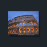 Roman Colosseum på natten Canvastryck<br><div class="desc">Ett slående foto av den latinska kolosseum som är ett gammalt landmärke i Rom,  Italien. Ett intressant vinkelt och perspektiv. Shot på natten med bågarna tända och glödande orange. Himlar har mörk blått stormiga moln ovanför.</div>