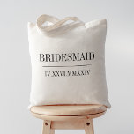 Roman Numeral Date Bridesmaid Brudens sida Tygkasse<br><div class="desc">Dessa moderna minimalistiska bröllop tote bags gör underbara gåvor från brudens sida. Rengör minimala designfunktioner "bridesmaid" eller ditt val av roll,  och ditt bröllop-datum i modern Svart serif-skrift,  som är märkt med en enda rad. Din bröllop-dejt i romerska siffror ger en chic.</div>
