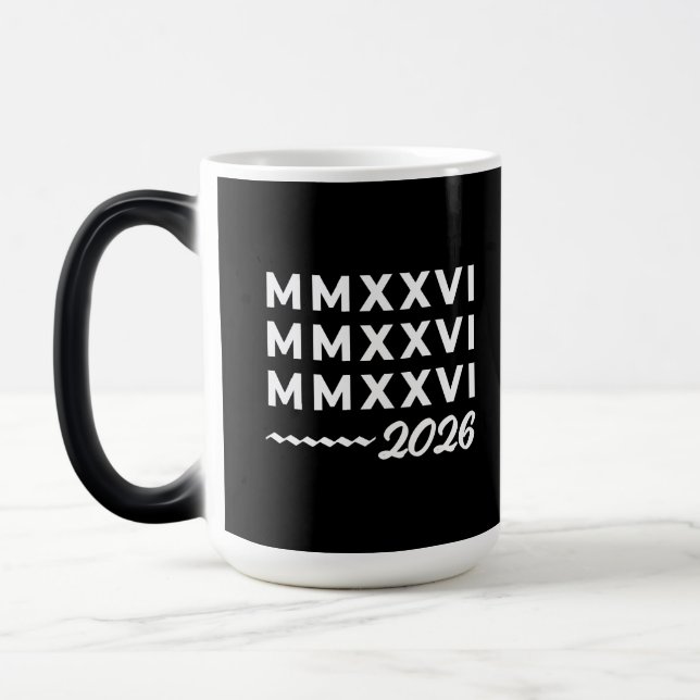 Roman Numerals MMXXVI – 2026 White Modern Typograp Magisk Mugg (Vänster)