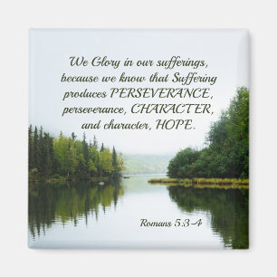 Romans 5:3-4 Vi Glory i vårt lidande Sjö Träd Magnet