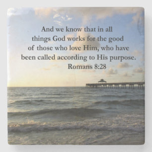 ROMANS 8:28 BIBLE UNDERLÄGG STEN