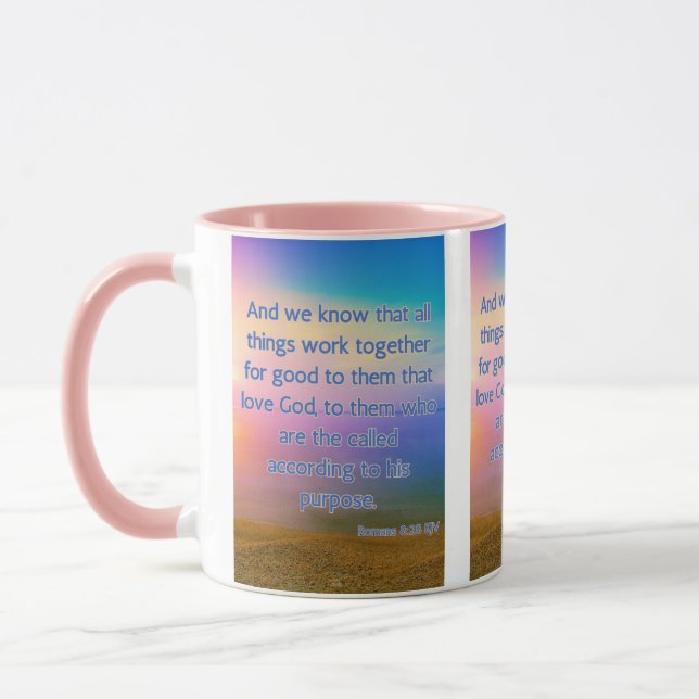 Romans 8:28 KJV Bible Verse Pic Two-Tone Mugg (Vänster)