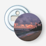 Romantic Beach vid Dusk Flasköppnare<br><div class="desc">Det avslimmade solljuset skapar vackra rosa- och orangar i himlar,  skapar silhuetter från träd i handflatan och belyser den milda surfan. Tranquil strand scen.</div>