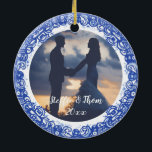 Romantic Blue & White Willow Photo Birds Bröllop Julgransprydnad Keramik<br><div class="desc">Den klassiska romantiska berättelsen om love birds på Blå Willow-leran, den här fotoornamenten i skarp, tidlös blått och vitt visar ditt foto, namn och datum på ena sidan och de odödliga flygfåglarna på den andra. Båda sidor har Blue Willow chinoiserie gräns. Det här namnet är enkelt att anpassa med fotot...</div>
