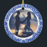 Romantic Blue & White Willow Photo Birds Bröllop Julgransprydnad Keramik<br><div class="desc">Den klassiska romantiska berättelsen om love birds på Blå Willow-leran, den här fotoornamenten i skarp, tidlös blått och vitt visar ditt foto, namn och datum på ena sidan och de odödliga flygfåglarna på den andra. Båda sidor har Blue Willow chinoiserie gräns. Det här namnet är enkelt att anpassa med fotot...</div>