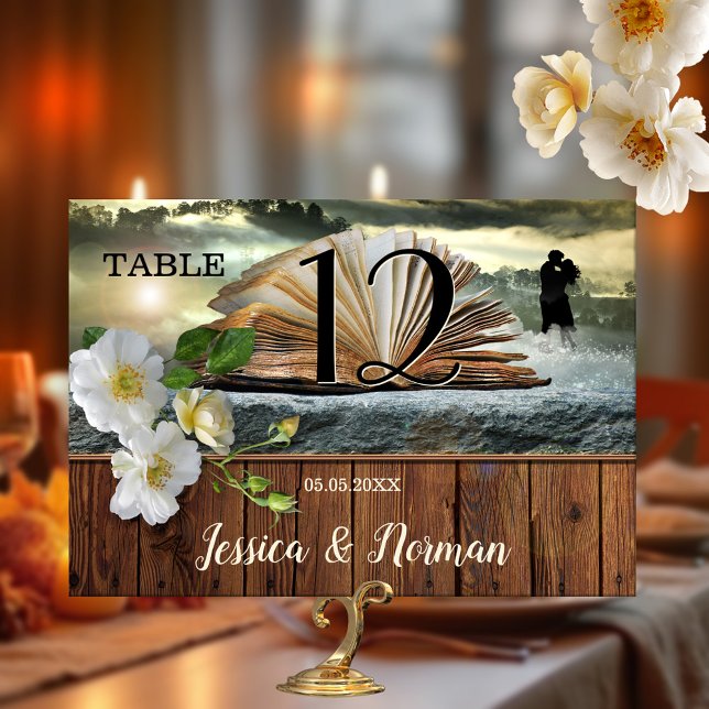 Romantic Bok Älskare Bordsnummer Card (Romantic love story table number card with a book theme and roses on rustic wood)