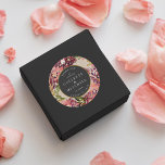 Romantic Bouquet Shock rosa Black Bröllop Runt Klistermärke<br><div class="desc">Perfekt för favoriter eller välkomstsatser. Hand målade vattenfärgskollage med originalteckningar och faux guld-blommigtar. Hela texten kan redigeras.</div>