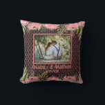Romantic Bouquet Soft Rosa Blommigt Photo Pillow Kudde<br><div class="desc">Romantic Bouquet Soft Rosa Grått Blommigt Photo Dekorativ kudde Denna elegant dekorativ kudde är en underbar keepy med dess anpassningsbar foto och mjuka rosa blommor på mörkens bakgrundsmönster. Denna kombination är ett firande i färg som ger en förfinad och exceptionell erfarenhet. Det är en underbar gåva till nygifta, familj vid...</div>