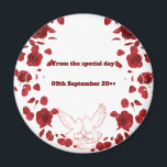 Romantic Bröllop Date Magnet - Röd ros & Doves D<br><div class="desc">Fira din speciella dag med den här eleganten runda kylskåpet med en romantisk design av röd ros och duvor. Perfekt som en bröllopsförmån eller keepsaké visar budskapet "Från speciella dagen" och ett anpassade-datum i bröllop. En underbar påminnelse om ett ögonblick fyllt med kärlek och engagemang</div>