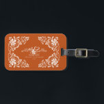 Romantic Burnt Orange Mr. & Mrs. Blommigt Bröllop Bagagebricka<br><div class="desc">Bagagetaggen visningar en vacker vattenfärgsgrafik av en vit blommigt ram på en varm,  jordisk orange bakgrund. Formuleringen "Mr & Mrs" kan lätt anpassas. Det är en underbar gåva till nylare och par för att fira årsdagar och hjälpa dem att enkelt upptäcka sitt bagage medan de reser.</div>